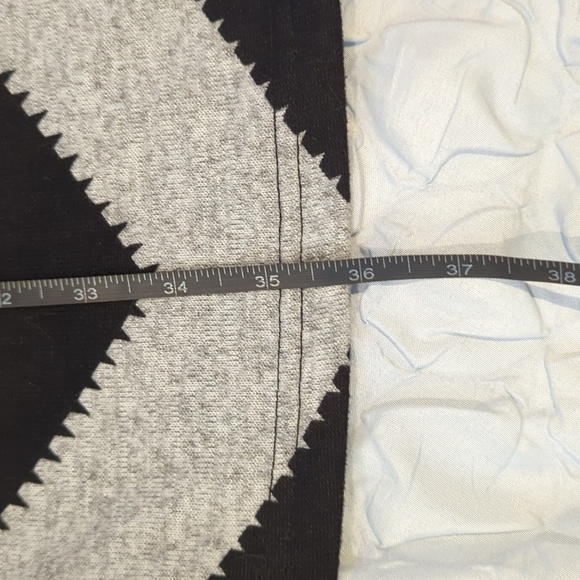 Black and Grey Chevron Sweater - XL - Picture 4 of 5